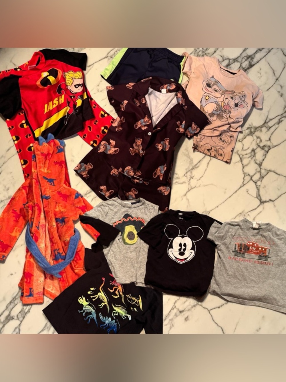 12 Bundle lot 4T 1 robe 4shirt 1pj set 1short 2short outfit sets no stains